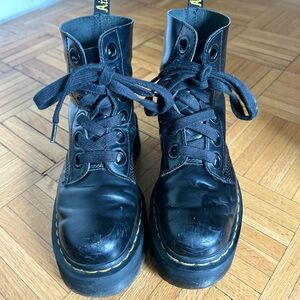 DR. MARTENS
Black Molly Boots